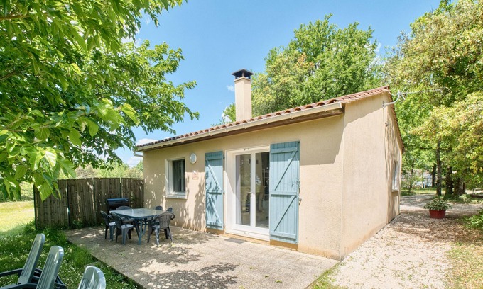 Salignac-Eyvignes House | Holiday Home 'Orchidée' with Shared Pool, Private Terrace and Wi-Fi