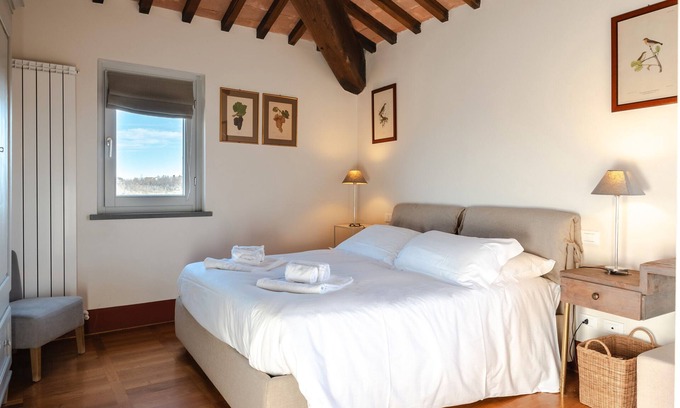 Cortona Apartment | Holiday Home 'Frantoio 6 Luxury' with Shared Pool, Wi-Fi and Air Conditioning