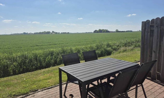 Ditzumerverlaat Apartment | Holiday home Freiblick A