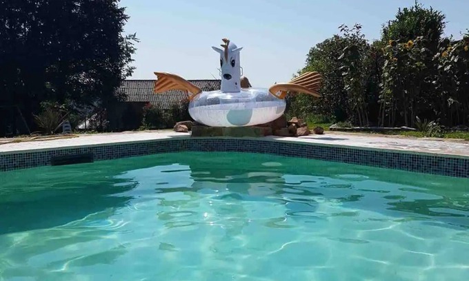La Porcherie House | Holiday Home 'Gîte Les Tilleuls' with Shared Pool, Terrace & Wi-Fi