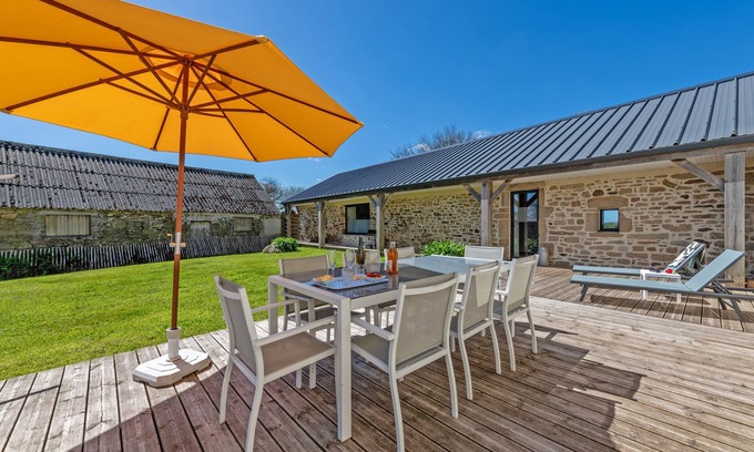 Plouguerneau House | Holiday Home 'Gîte Avec Piscine Privée Chauffée' with Private Terrace, Private Garden and Wi-Fi