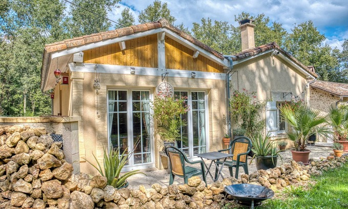 Lacropte House | Holiday Home 'Gîte La Forêt Des Trois Hiboux' with Shared Terrace, Shared Garden and Wi-Fi