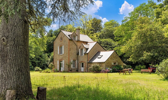Nivillac House | Holiday Home 'Gîte Rénové Pleine Nature Kerdary' with Private Terrace, Private Garden and Wi-Fi