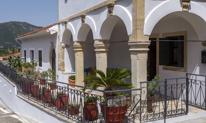 Doukades House | Holiday Home "Gala Estate Traditional Mansion" with Mountain View, Garden & Wi-Fi