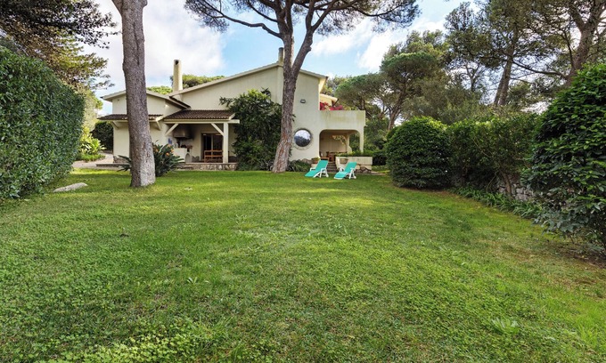 Charneca House | Holiday Home 'Garden House' with Private Garden, Wi-Fi and Air Conditioning