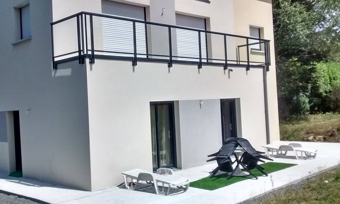 Pleumeur-Bodou House | Holiday Home "Gite Jours Tranquilles" with Private Terrace and Wi-Fi
