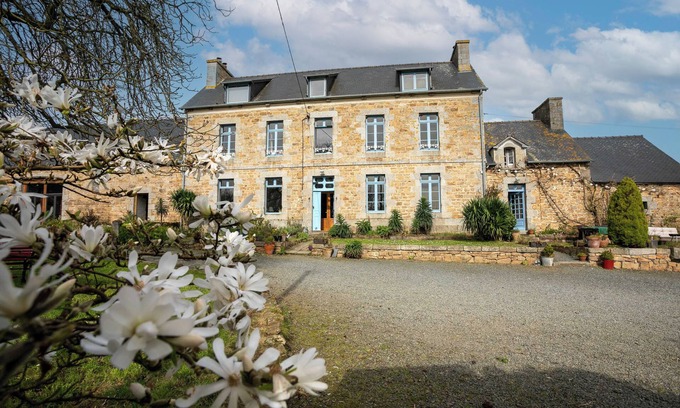 Prat House | Holiday Home 'Gite 1' with Shared Pool, Private Terrace and Wi-Fi