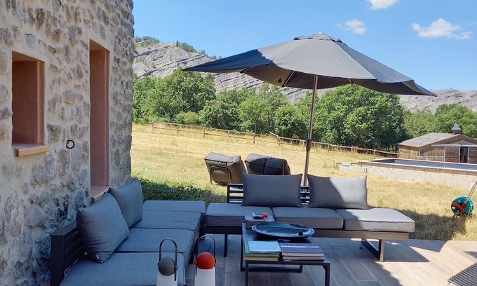 Archail House | Holiday Home 'Gîte Du Couard' with Shared Pool, Wi-Fi and Air Conditioning