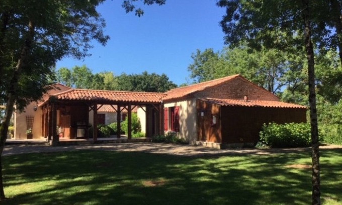 Nalliers House | Holiday Home 'Gîte Les Iris Nalliers' with Shared Pool, Shared Terrace and Wi-Fi