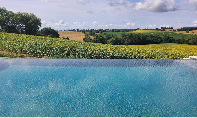 Maurens House | Holiday Home 'Gite Les Hauts D'En Perrin' with Mountain View, Wi-Fi and Air Conditioning