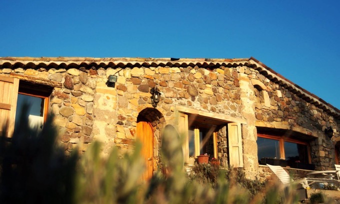 La Rochette Apartment | Holiday Home 'Gîte Studio Saint Ribert' with Mountain View, Wi-Fi and Air Conditioning