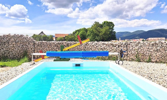 Brinje House | Holiday Home Green Gold - Six Bedroom with Pool