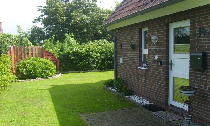 Niebuell House | Holiday Home 'Haus Deichbrise' with Private Terrace, Private Garden and Wi-Fi