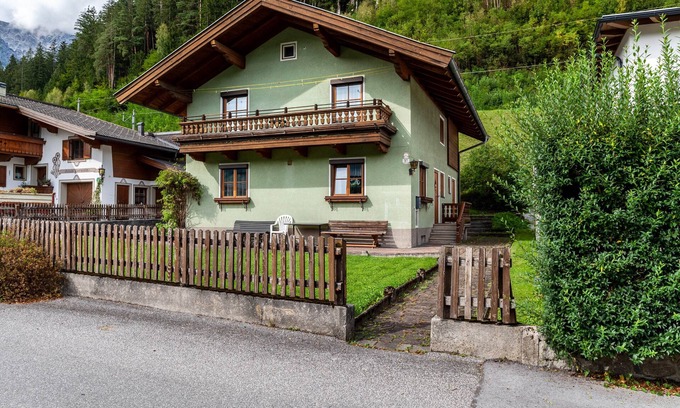 Leogang House | Holiday Home 'Haus Sinning' with mountain view, private terrace, garden and wifi