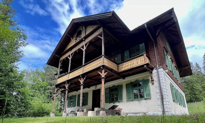 Igls House | Holiday Home 'Haus Tanegg' with Mountain View, Private Balcony and Wi-Fi