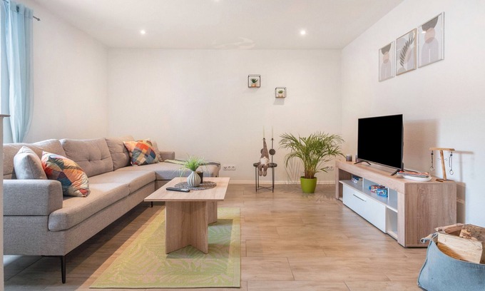 Gulzow House | Holiday Home 'Hedrich' with Private Terrace, Private Garden and Wi-Fi