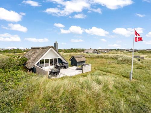 Nørre Lyngvig House | Holiday Home Hen - 400m from the sea by Interhome