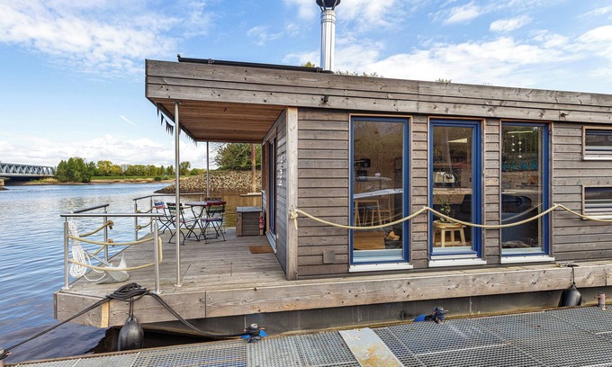 Neuland House | Holiday Home 'Hochwertiges Hausboot Ahoi, Kamin' with Private Terrace and Wi-Fi