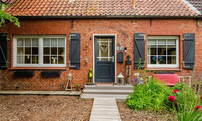 Hamswehrum House | Holiday Home "Huus Ant Dörpsdiek" with Private Terrace, Shared Garden and Wi-Fi