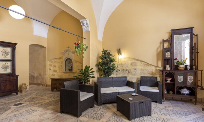 Mazara del Vallo House | Holiday Home 'Il Ficus' with Private Terrace, Wi-Fi and Air Conditioning