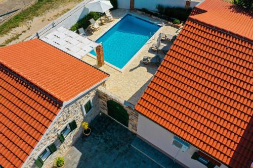 Pridraga House | Holiday Home Ikka with swimming pool
