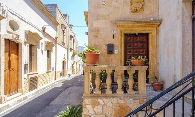 Manduria House | 'Holiday Home Il Giglio' close to City Centre with Terraces & Wi-Fi