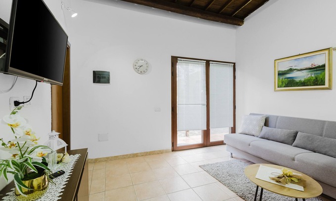 Palmas Arborea House | Holiday Home 'Il Corbezzolo Apartment' with Shared Terrace, Wi-Fi and Air Conditioning