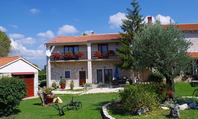 Sajini Apartment | Holiday Home in Šajini with Pool near Beach
