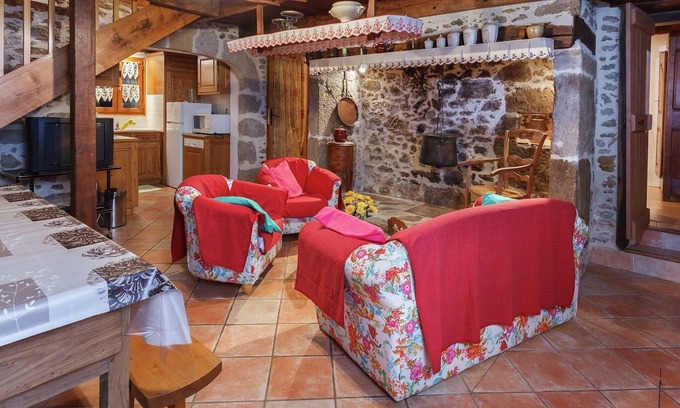 Calvinet House | Holiday Home in Calvinet near Lakes