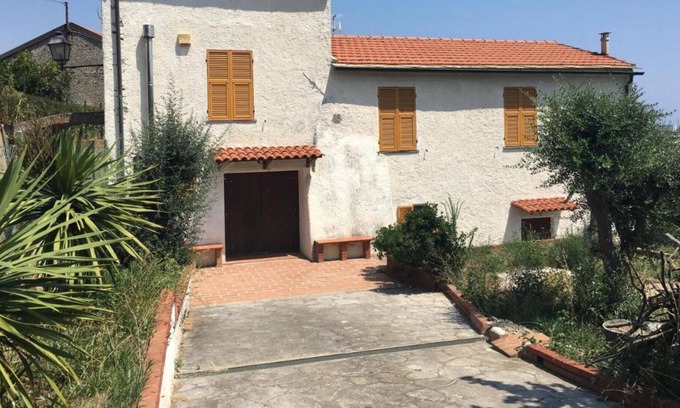 Valleggia House | Holiday Home 'In Campagna Al Mare' with Sea View and Private Terrace