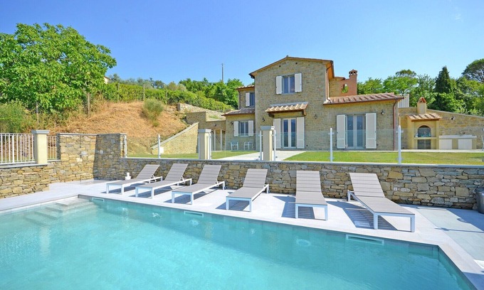 Ossaia House | Holiday Home in Cortona with Pool & Valley Views