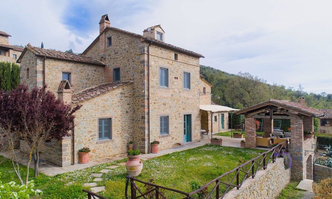 Ossaia House | Holiday Home in Cortona with Pool and Views
