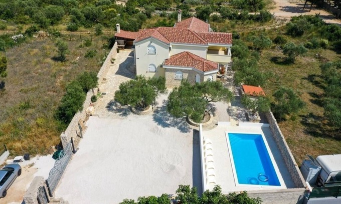 Drage House | Holiday Home in Drage with Terrace, Air condition, WIFI, Washing machine (4884-1)