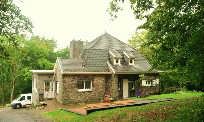 Falaen House | Holiday Home in Falaen near Castle Ruins