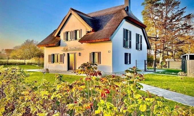 Glowe House | Holiday home in Glowe with swimming pool