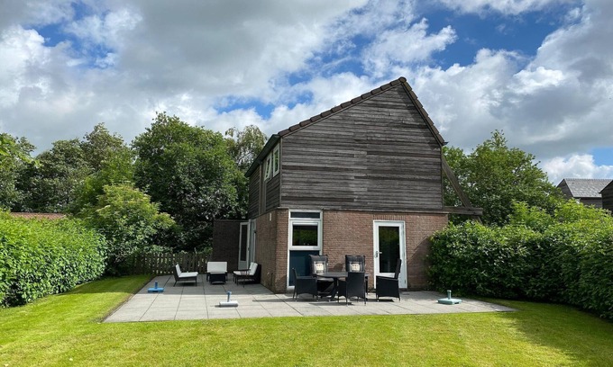 Grou House | Holiday Home in Grou near Frisian Lakes