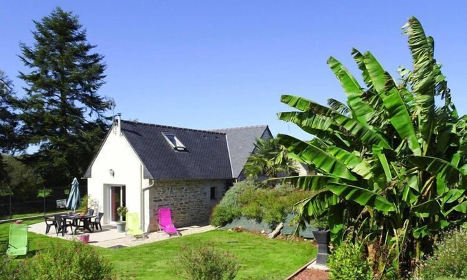 Guerlesquin House | Holiday Home in Guerlesquin near Lake