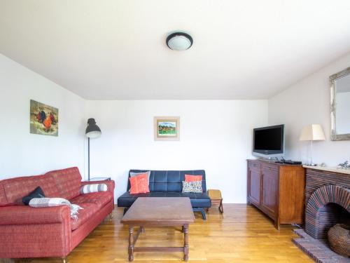 Herisson House | Holiday Home in Hérisson near Lake