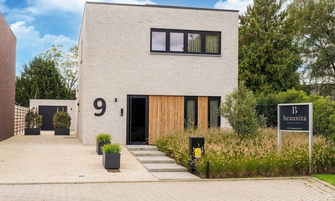 Hamont House | Holiday Home in Hamont with Garden