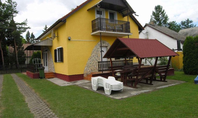 Balatonkeresztur House | Holiday home in Balatonmariafürdo 19426