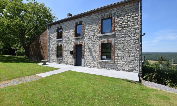 Humain House | Holiday Home in Humain with BBQ & Nature Views