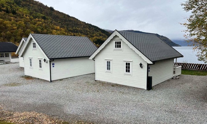 Kinsarvik House | Holiday home in Kinsarvik with lake view