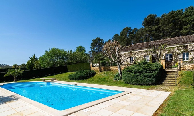 Loubejac House | Holiday Home in Loubejac with Private Pool