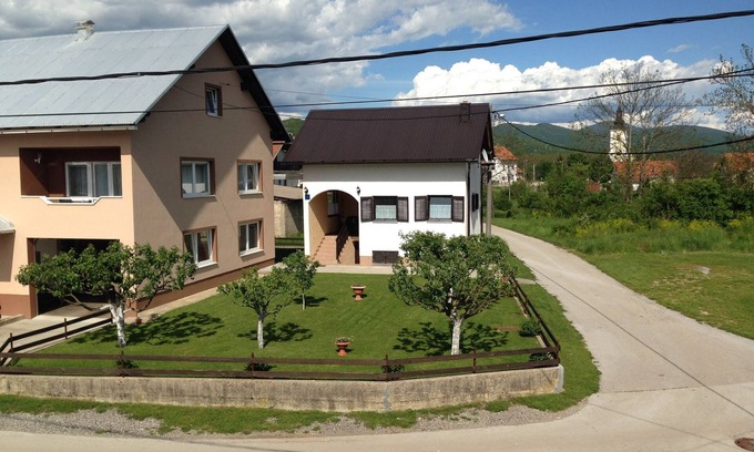 Lovinac House | Holiday Home in Lovinac near Plitvice Lakes