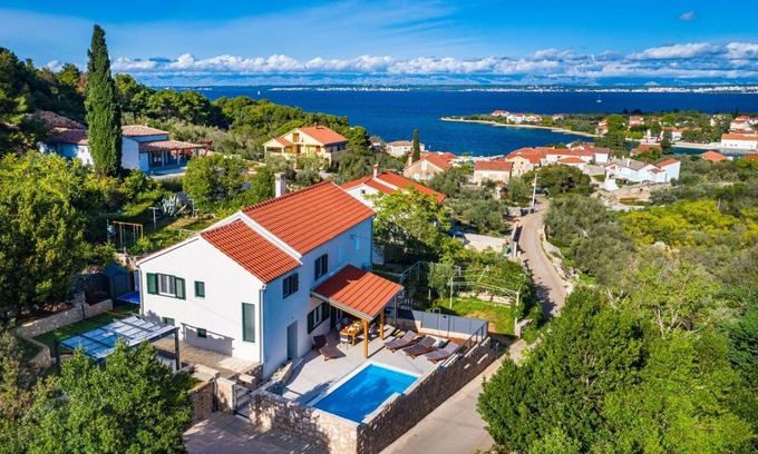 Lukoran House | Holiday Home in Lukoran with Seaview, Terrace, Air condition, WIFI (4200-1)