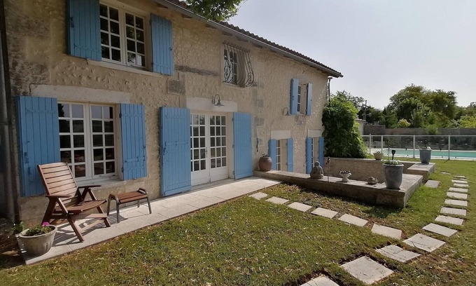 Lusignac House | Holiday Home in Lusignac with Private Pool