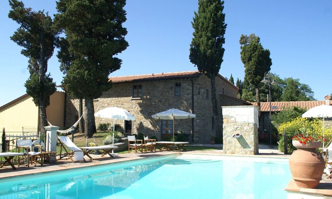 Montecarelli House | Holiday Home in Montecarelli with Pool