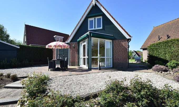 Ooltgensplaat House | Holiday Home in Ooltgensplaat by Lake
