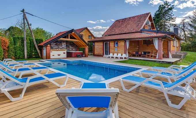 Gornje Dubrave House | Holiday Home in Ogulin with Pool & Rafting