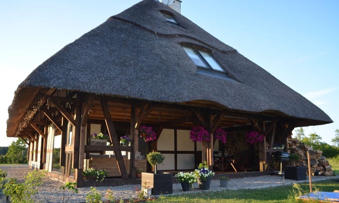 Ustka House | Holiday home in Przew?oka with forest